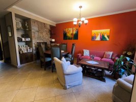 Casa 5 ambientes, con cochera y pileta. Excelente!