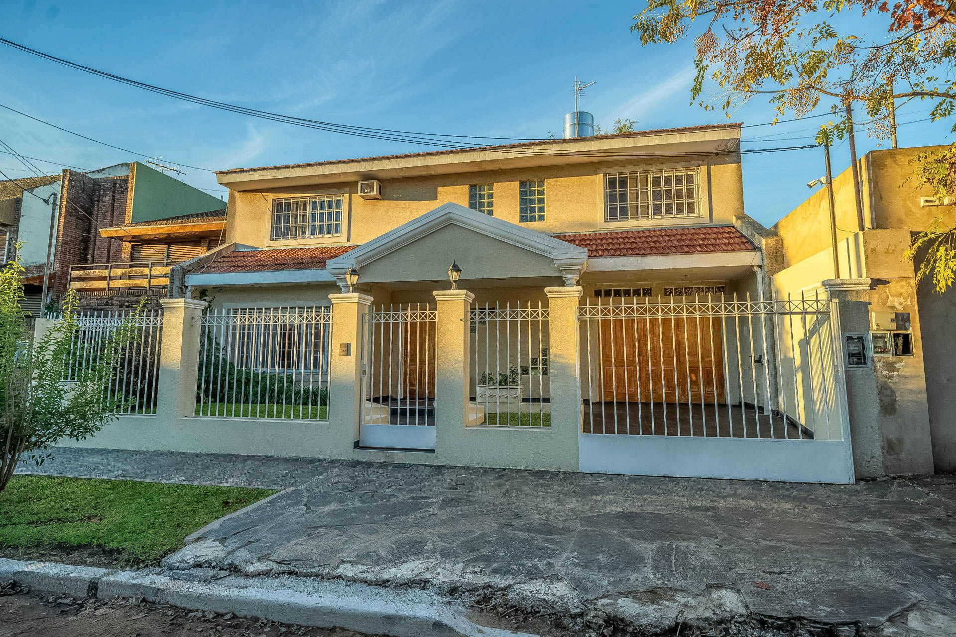 VENTA Casa 6 amb. pileta -Pque Cisneros-V. Adelina