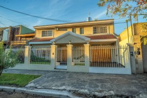 VENTA Casa 6 amb. pileta -Pque Cisneros-V. Adelina