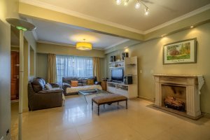 VENTA Casa 6 amb. pileta -Pque Cisneros-V. Adelina