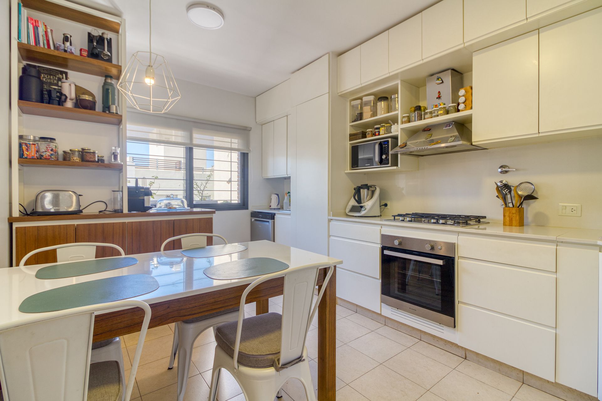 Departamento 4 Ambientes Olivos. Balcon. Cochera