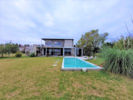 Venta Casa 4amb + dep a la laguna Barrio cerrTigre