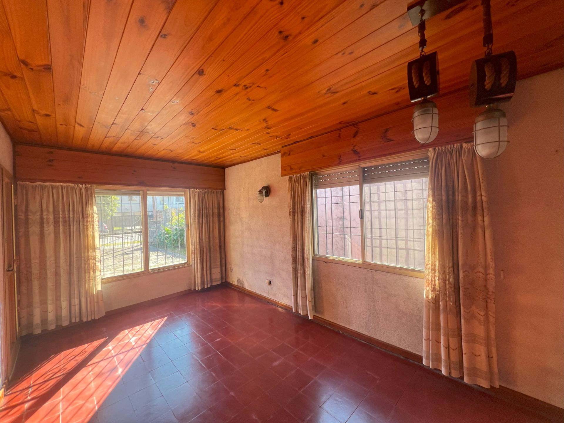 Casa Don Torcuato 5 ambientes con Cochera y Jardín