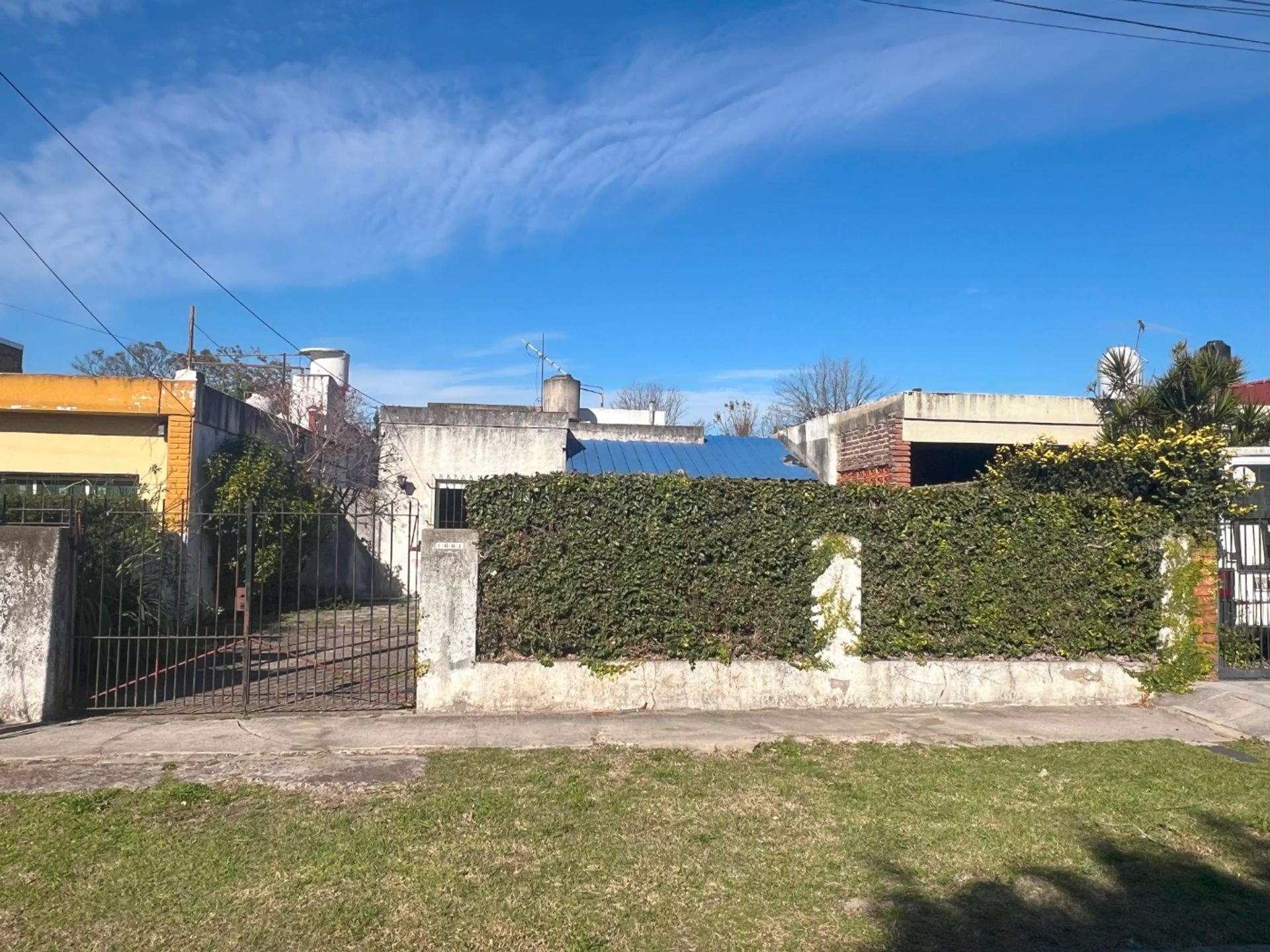 Casa Don Torcuato 5 ambientes con Cochera y Jardín