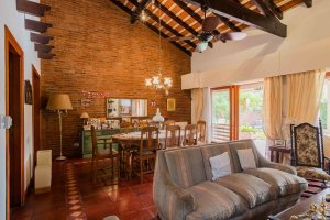 LA HORQUETA Casa en Venta con galería y pileta