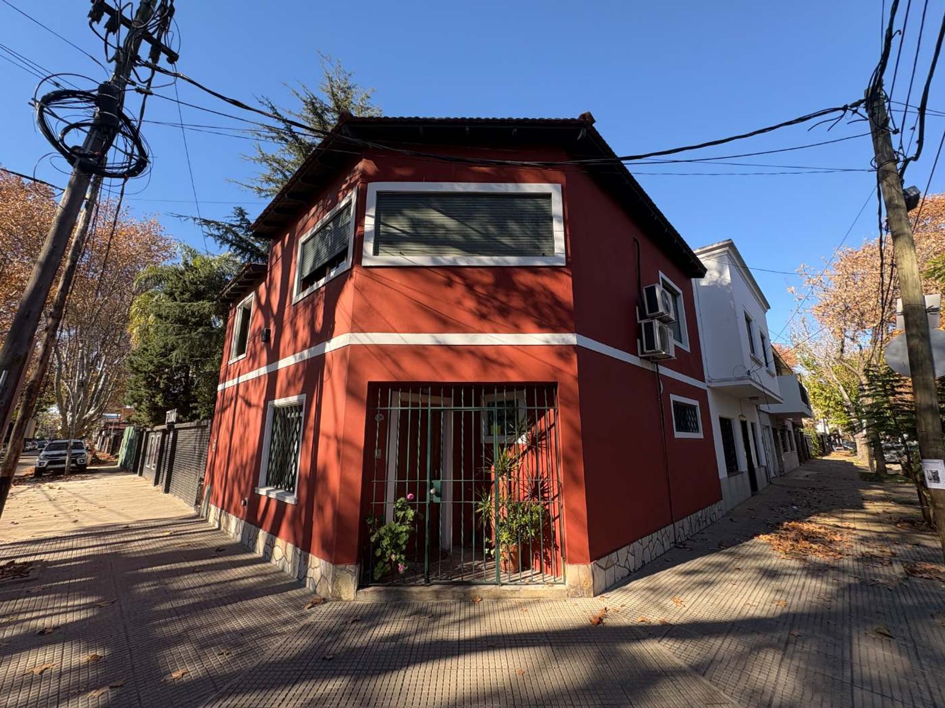 Corner house without own lot, Florida Vte. Lopez