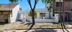 Venta casa en beccar 4 ambientes jardin y cochera