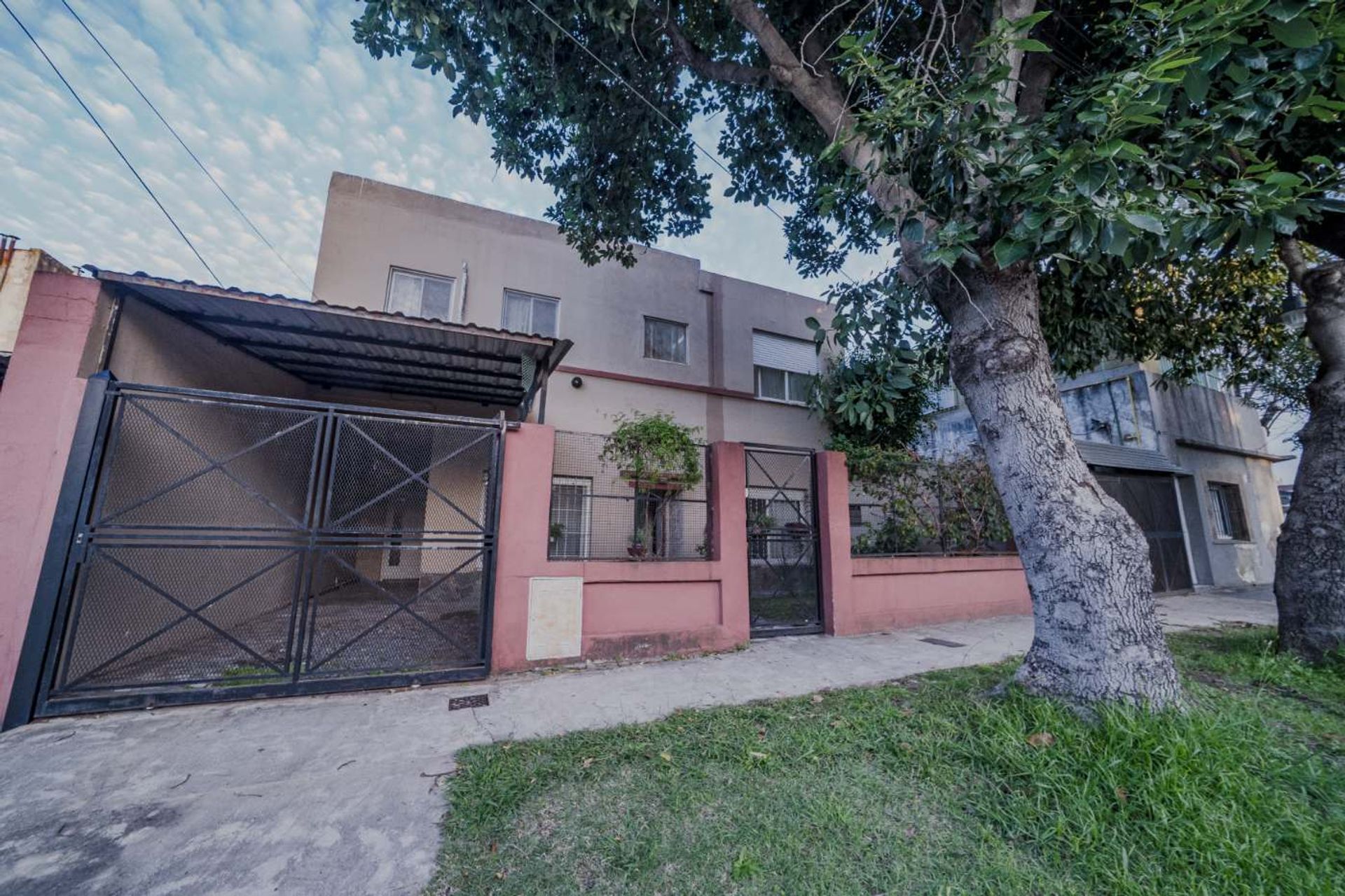 7-room house with patio and garage