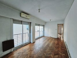 3-room apartment for sale in San Isidro. Needs renovation.