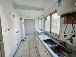 3-room apartment for sale in San Isidro. Needs renovation.
