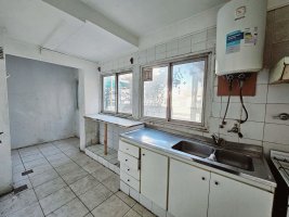 3-room apartment for sale in San Isidro. Needs renovation.