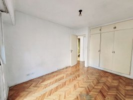 3-room apartment for sale in San Isidro. Needs renovation.