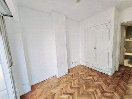 3-room apartment for sale in San Isidro. Needs renovation.
