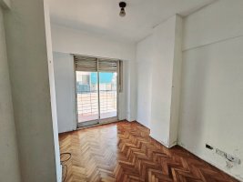 3-room apartment for sale in San Isidro. Needs renovation.