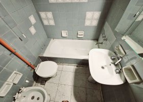 3-room apartment for sale in San Isidro. Needs renovation.