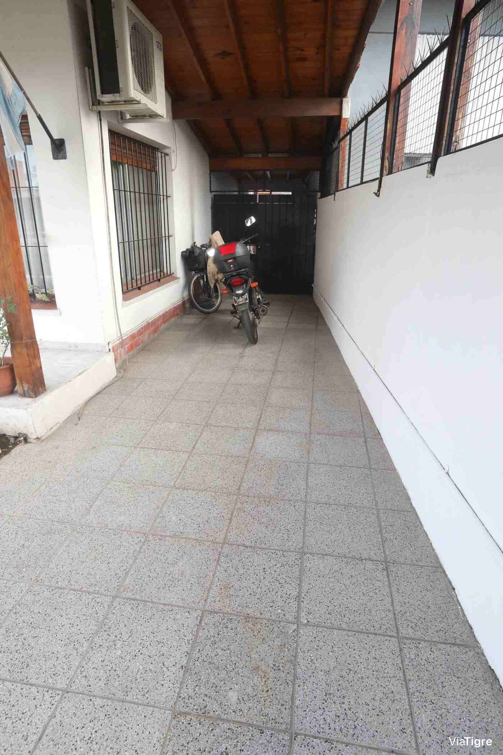 Venta Dúplex tipo casa con jardín y quincho.