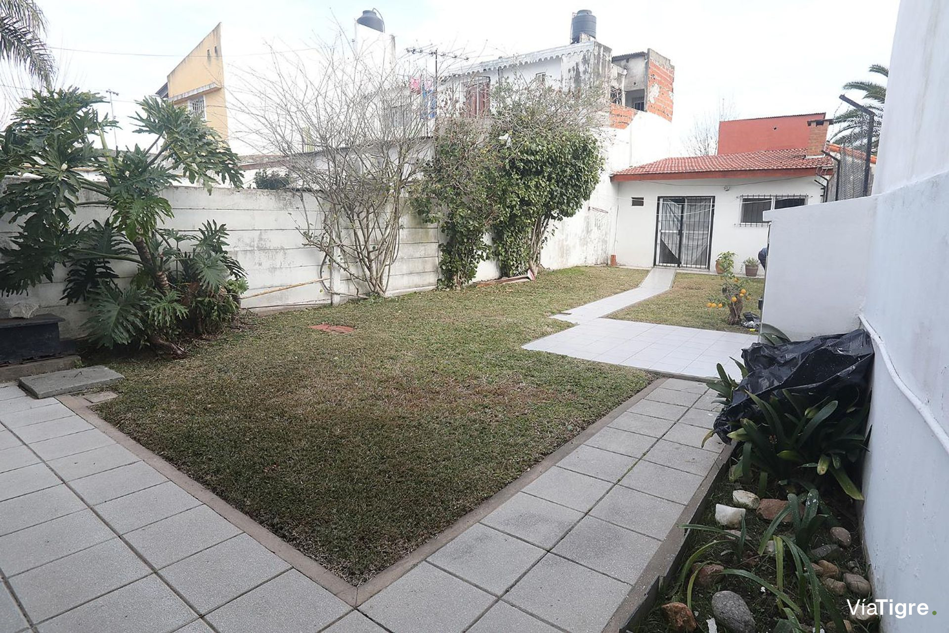 Venta Dúplex tipo casa con jardín y quincho.