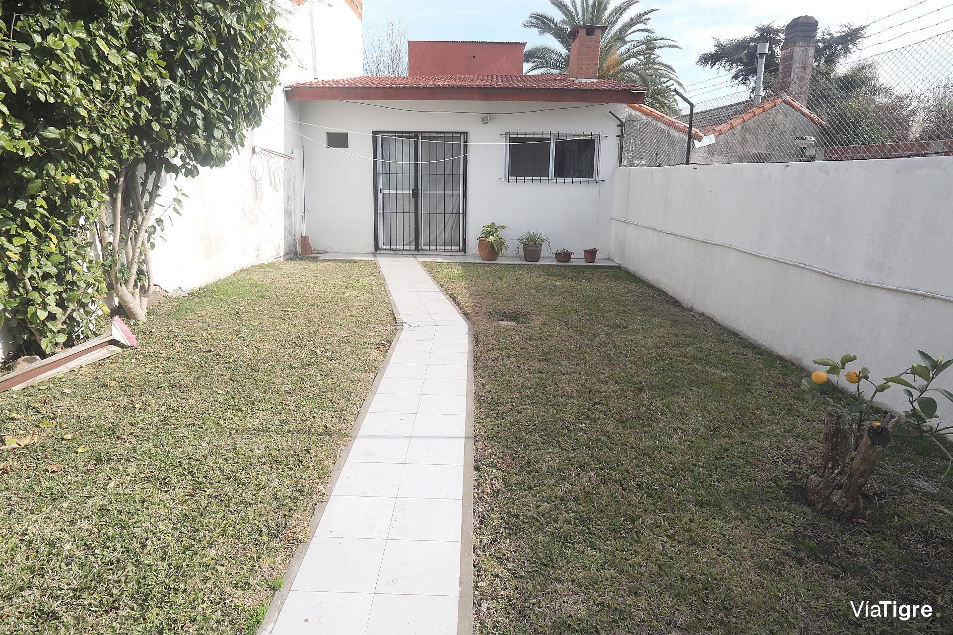 Venta Dúplex tipo casa con jardín y quincho.