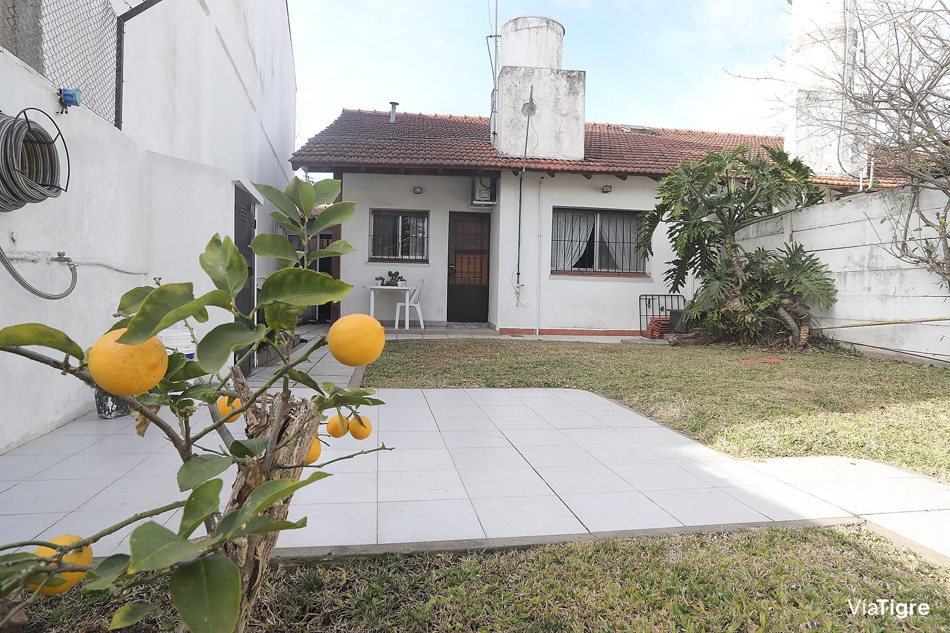 Venta Dúplex tipo casa con jardín y quincho.