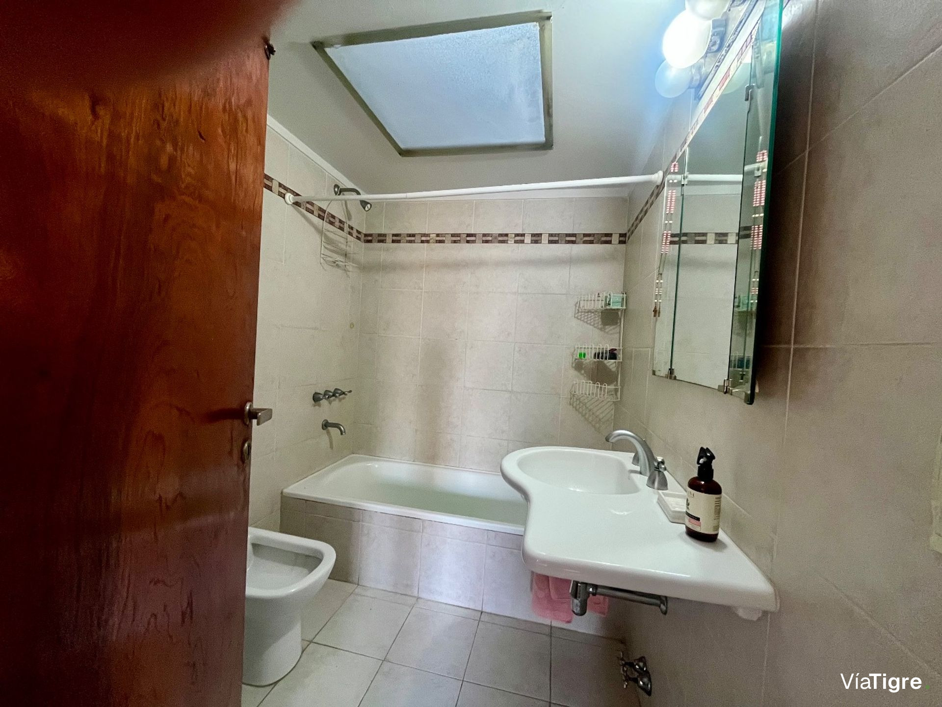 Casa 4 ambientes en venta en Martinez con jardín