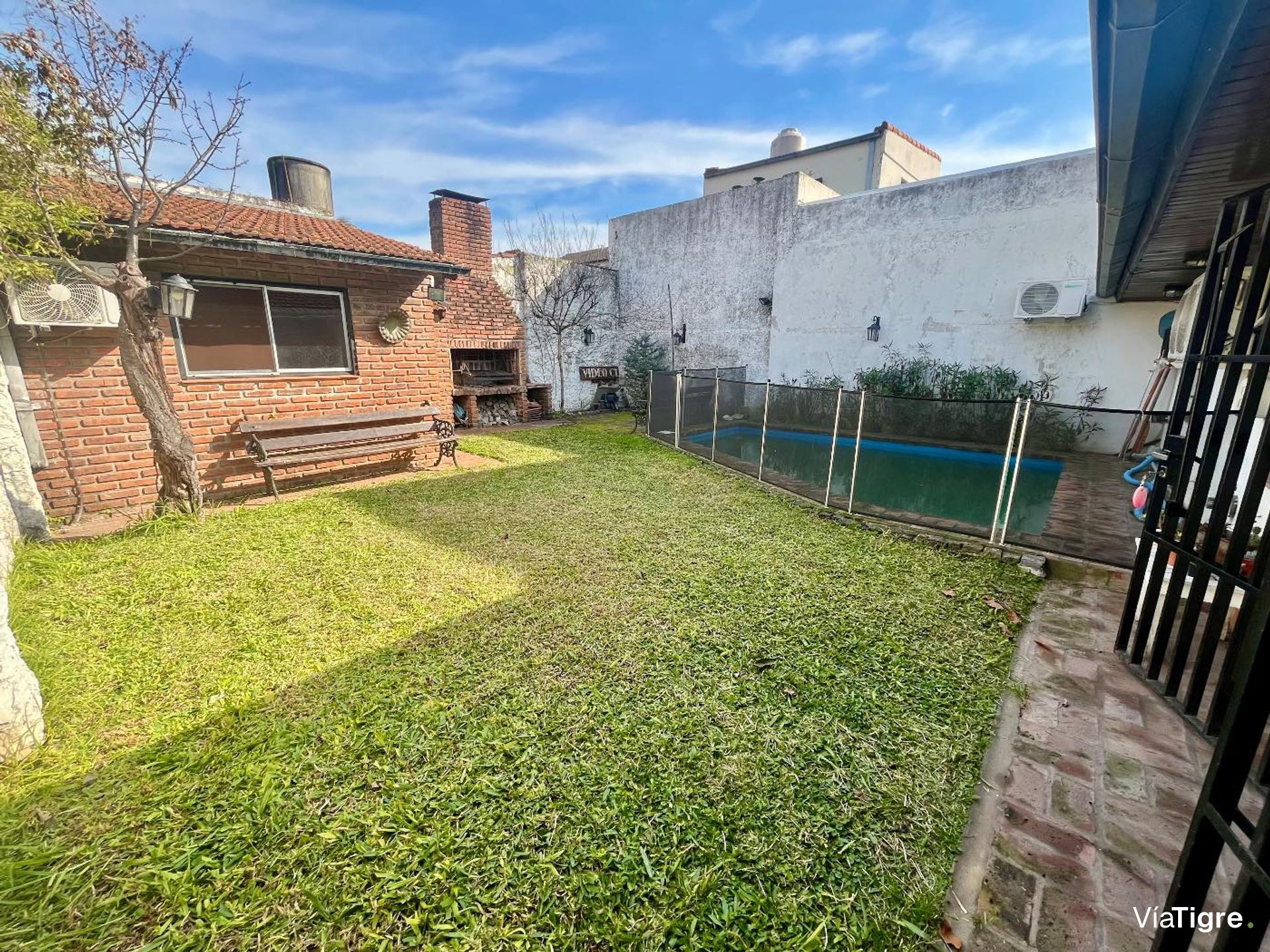 Casa 4 ambientes en venta en Martinez con jardín