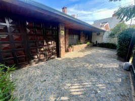 Casa 4 ambientes en venta en Martinez con jardín