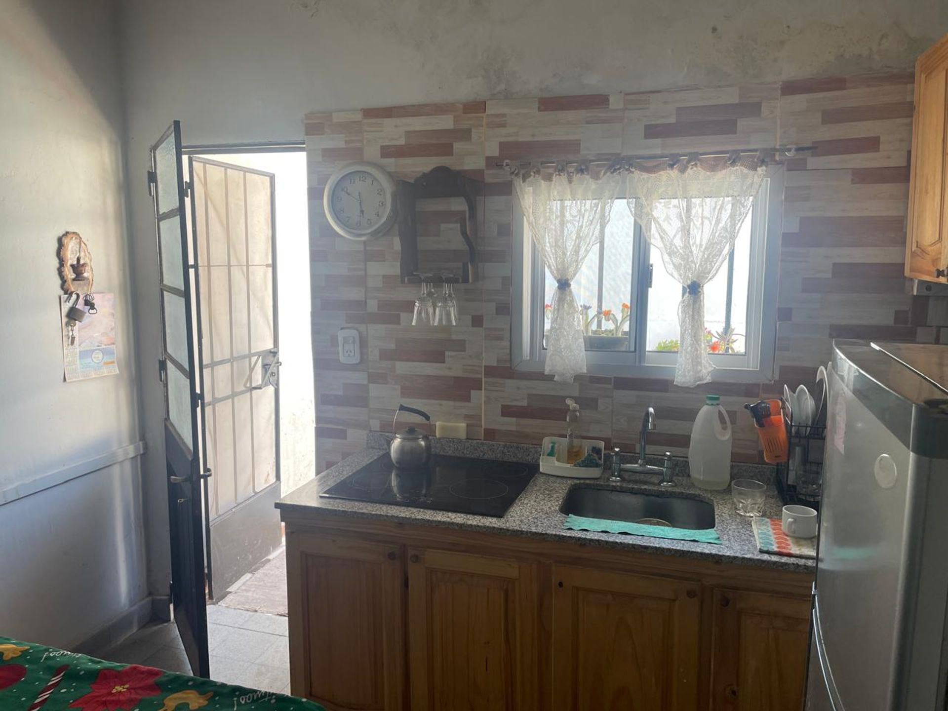 Casa dos dormitorios, fondo parrilla y pileta