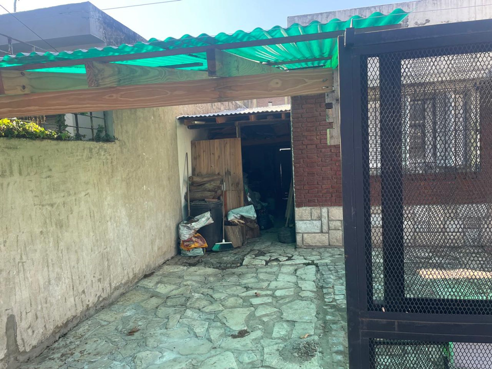 Casa dos dormitorios, fondo parrilla y pileta