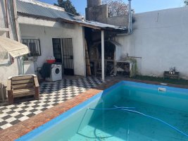 Casa dos dormitorios, fondo parrilla y pileta