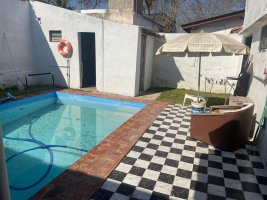 Casa dos dormitorios, fondo parrilla y pileta