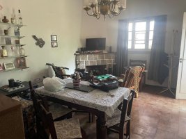 Casa dos dormitorios, fondo parrilla y pileta