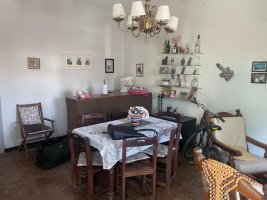 Casa dos dormitorios, fondo parrilla y pileta