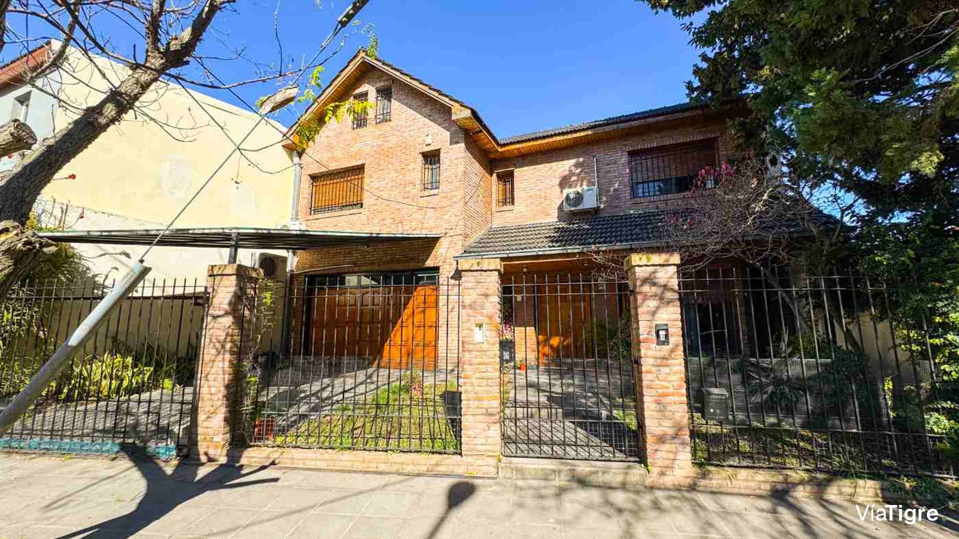 Venta Casa 5 Amb Con Jardin, Pileta Y Quincho