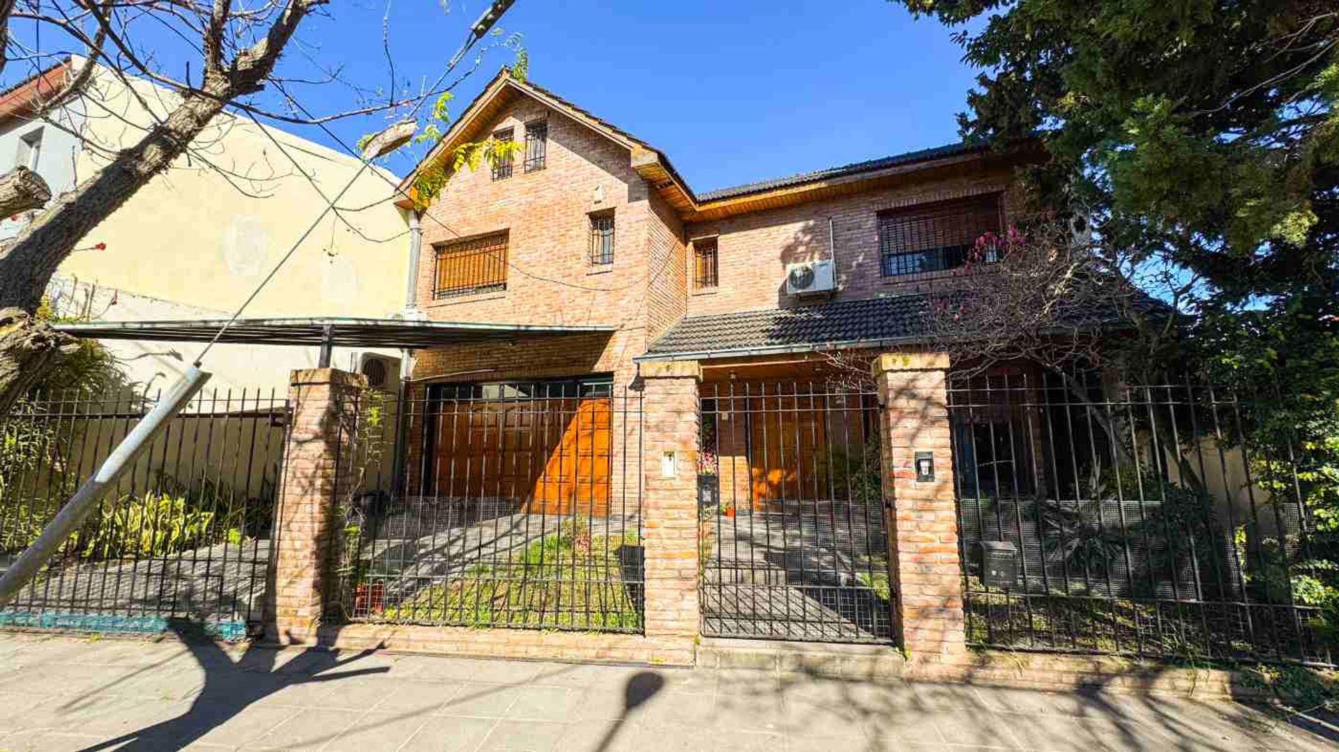 House for Sale 5 Rooms with Garden, Pool, and BBQ