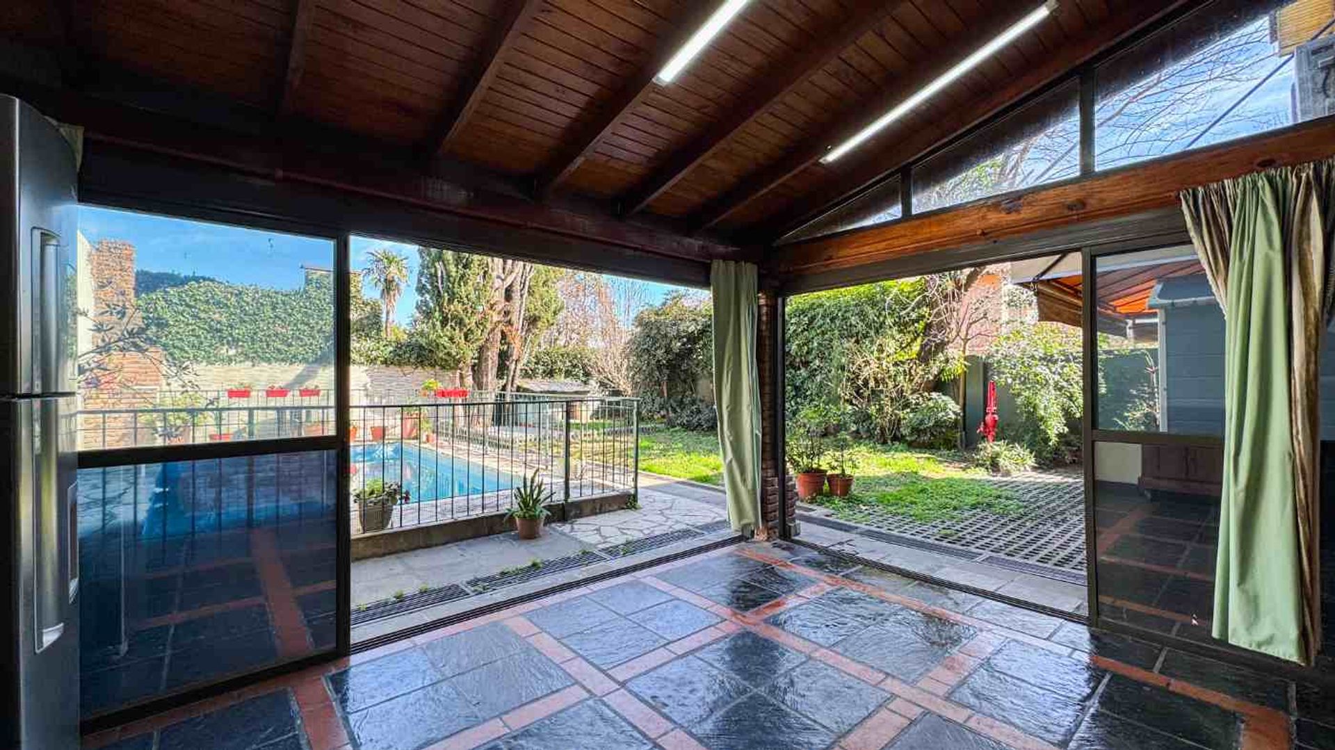 Venta Casa 5 Amb Con Jardin, Pileta Y Quincho