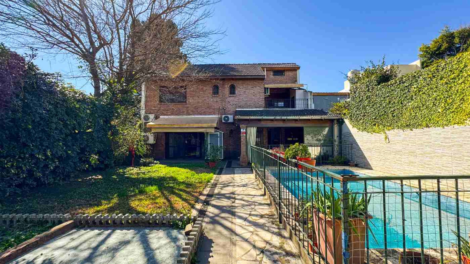 Venta Casa 5 Amb Con Jardin, Pileta Y Quincho