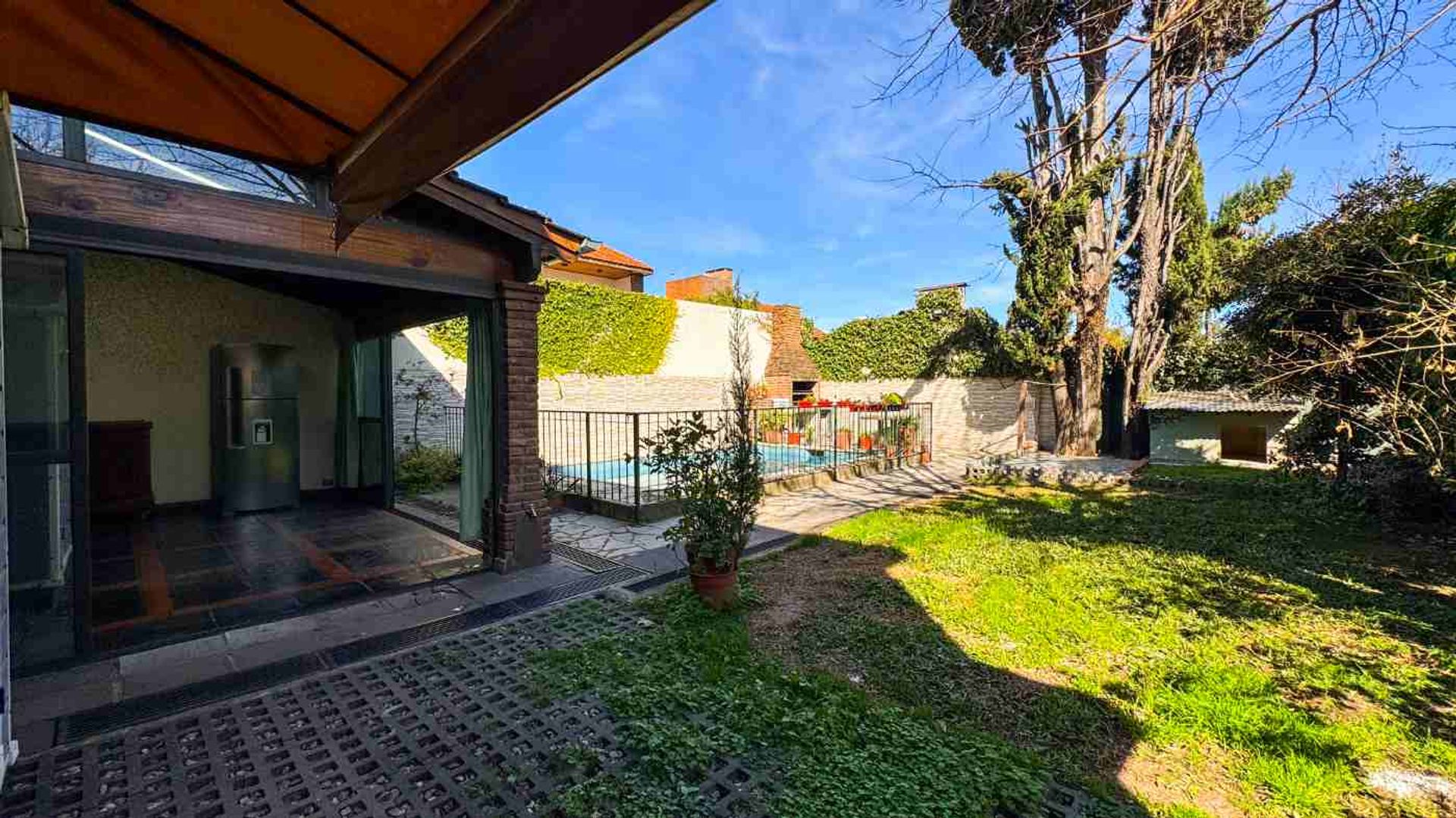 Venta Casa 5 Amb Con Jardin, Pileta Y Quincho