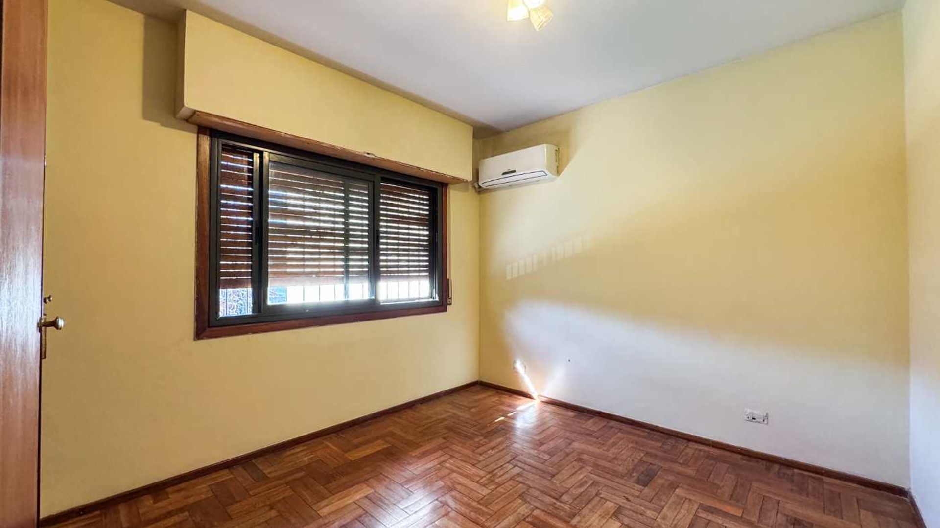 Venta Casa 5 Amb Con Jardin, Pileta Y Quincho
