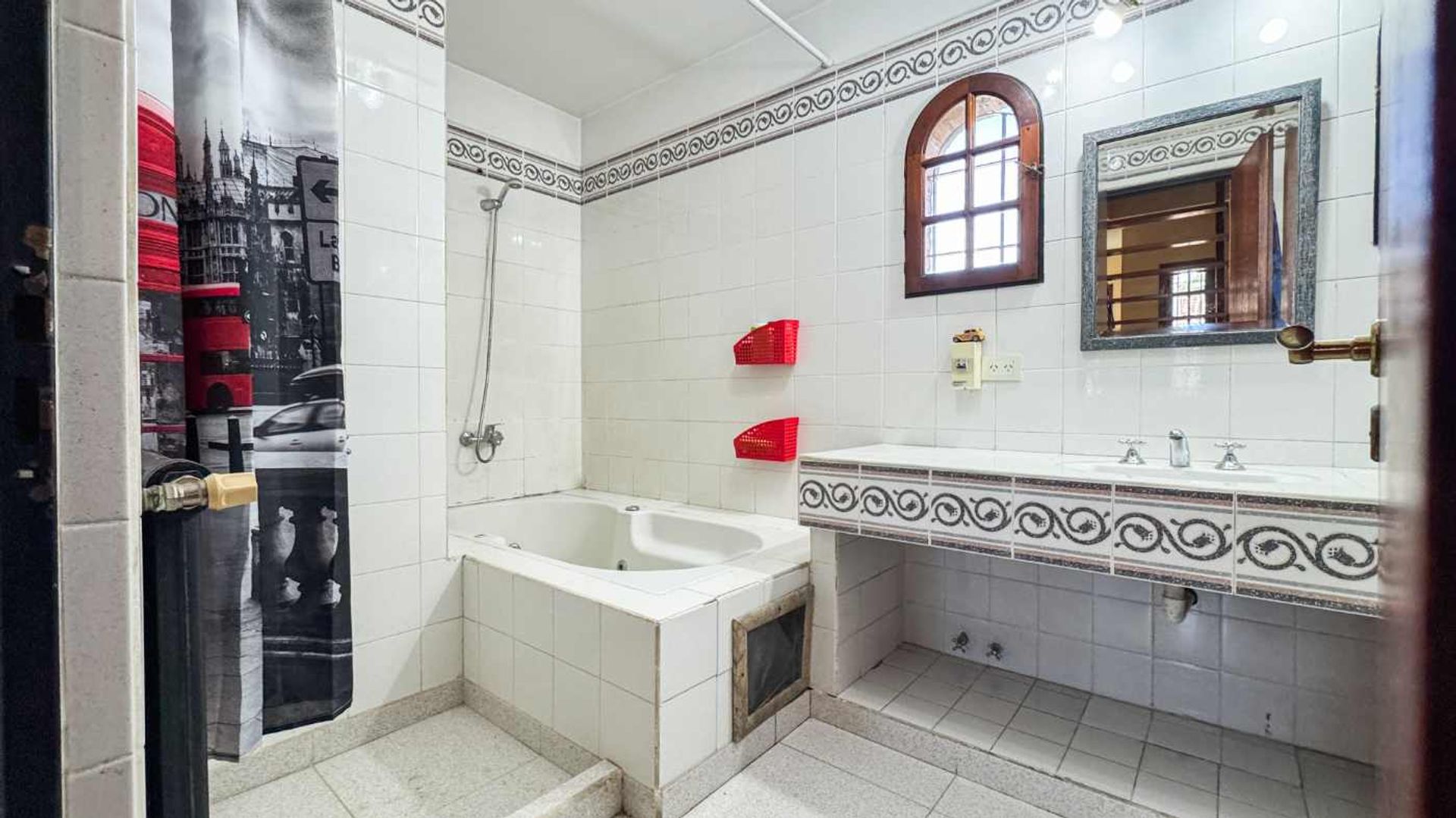 Venta Casa 5 Amb Con Jardin, Pileta Y Quincho