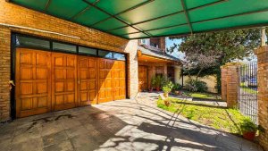 House for Sale 5 Rooms with Garden, Pool, and BBQ