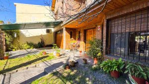 House for Sale 5 Rooms with Garden, Pool, and BBQ