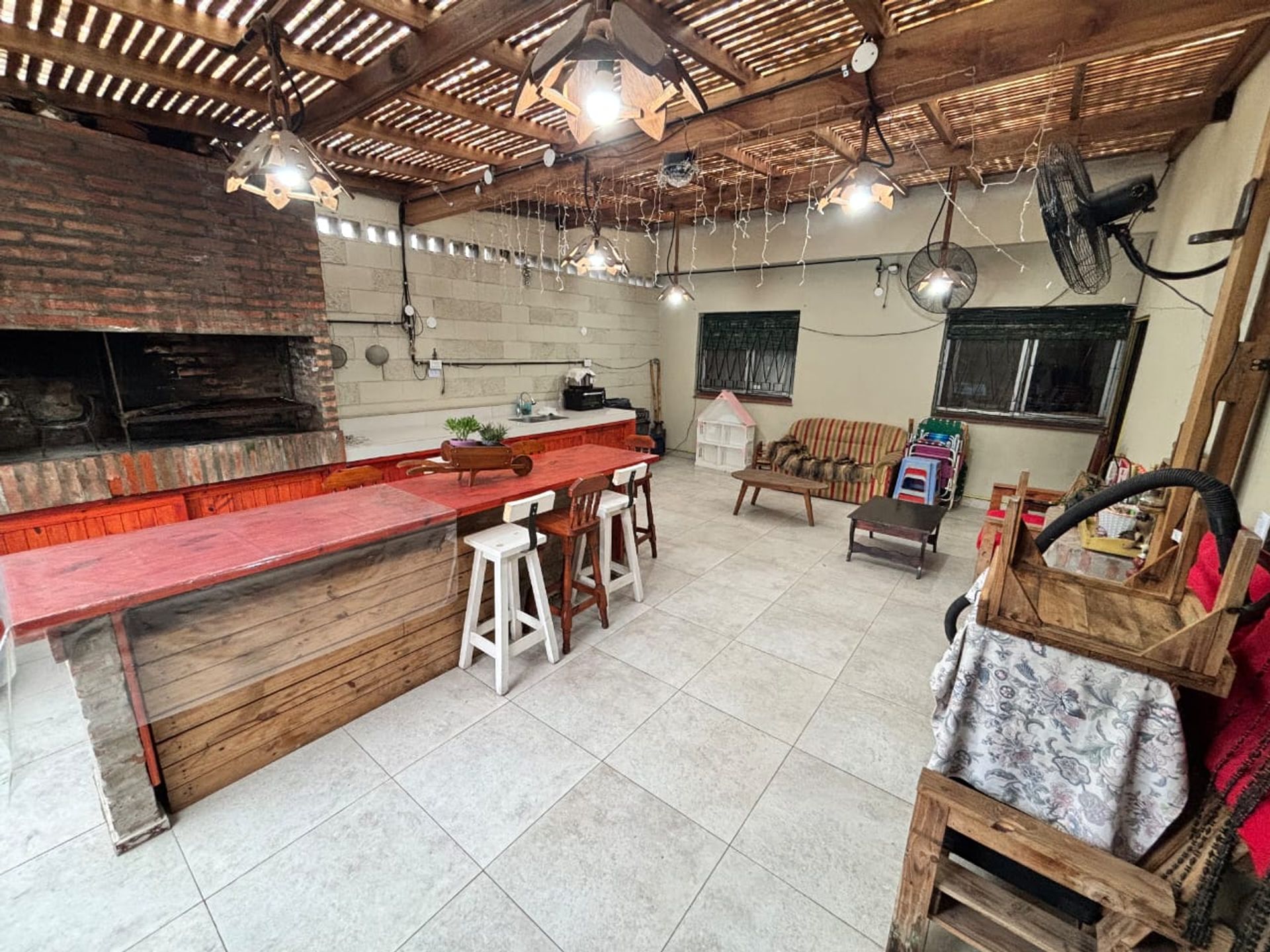 Casa 5 Ambientes-C/Amplio Deposito/Local, Quincho