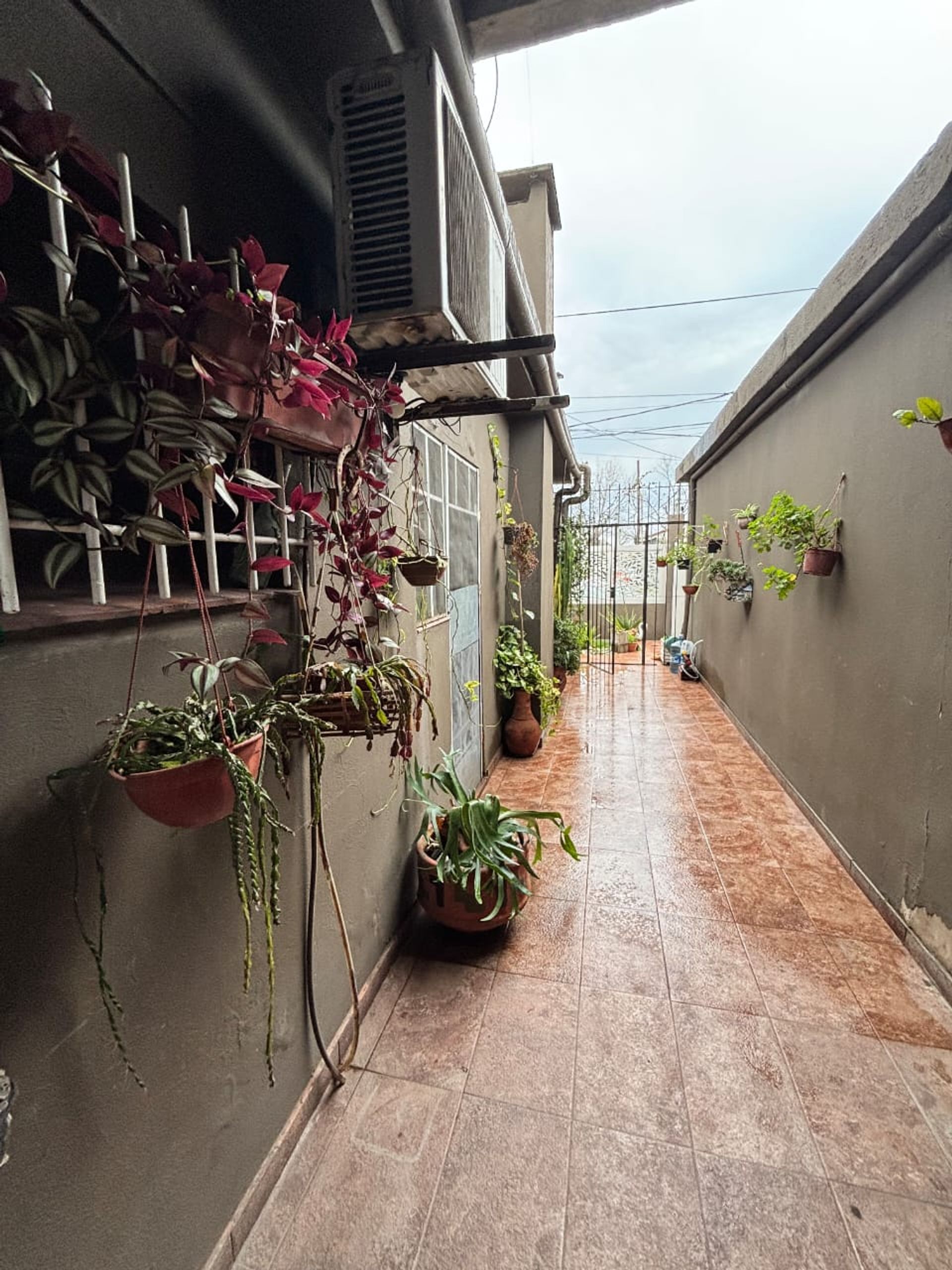Casa 5 Ambientes-C/Amplio Deposito/Local, Quincho