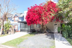 House for sale in Los Aromos, gated neighborhood in SI