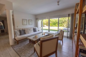 House for sale in Los Aromos, gated neighborhood in SI