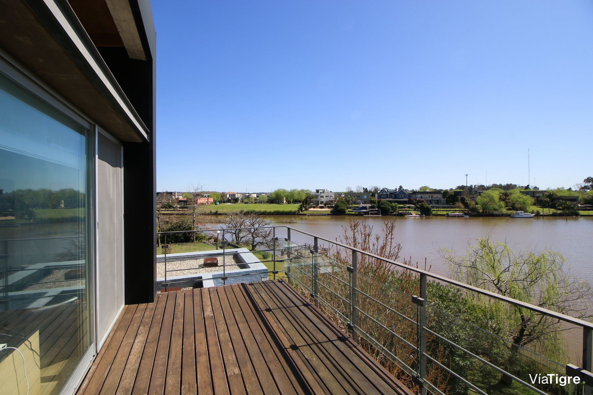 Venta casa al agua, diseño único, estilo Moderno