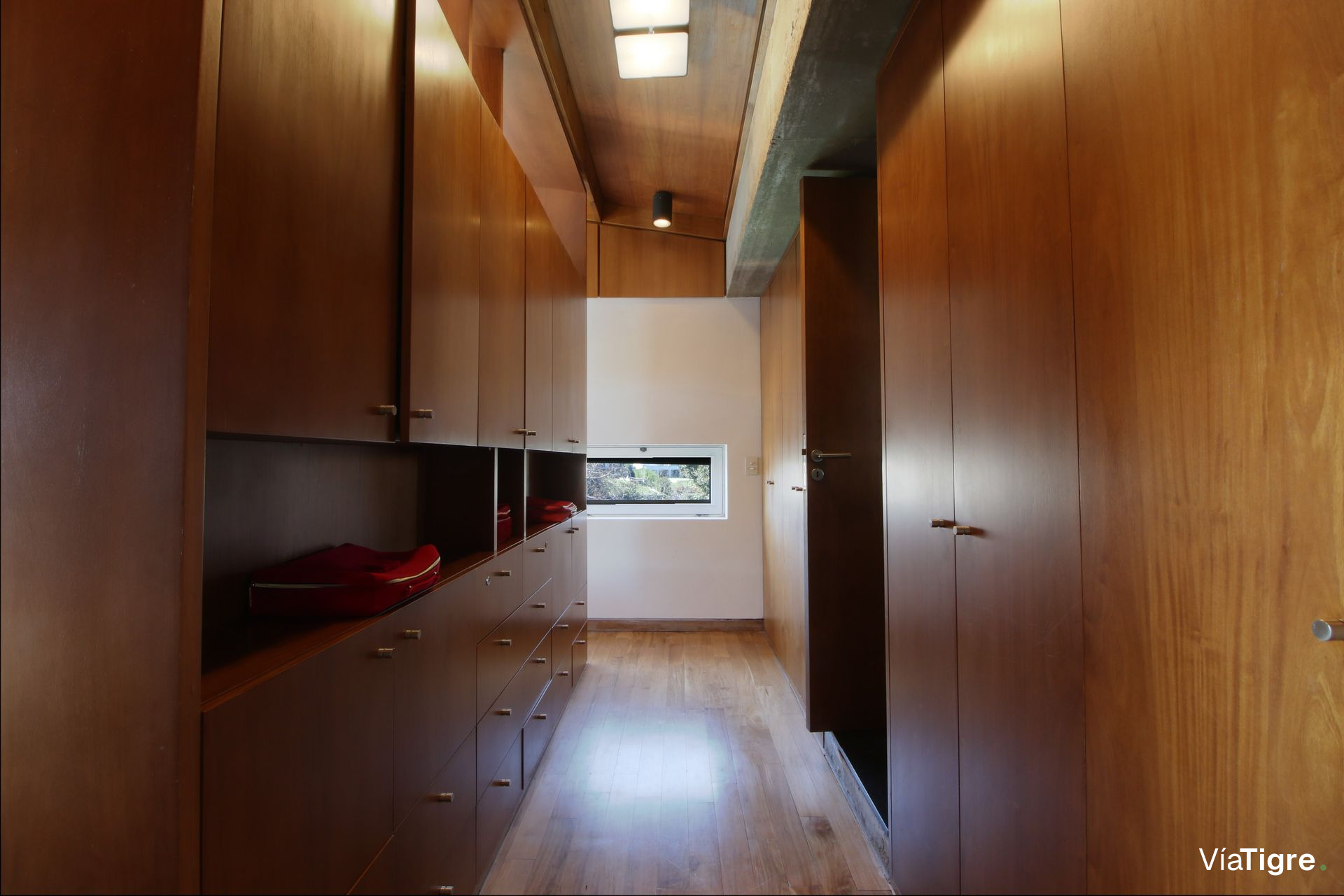 Venta casa al agua, diseño único, estilo Moderno