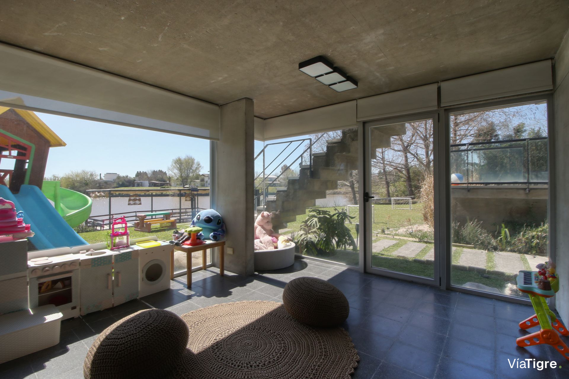 Venta casa al agua, diseño único, estilo Moderno
