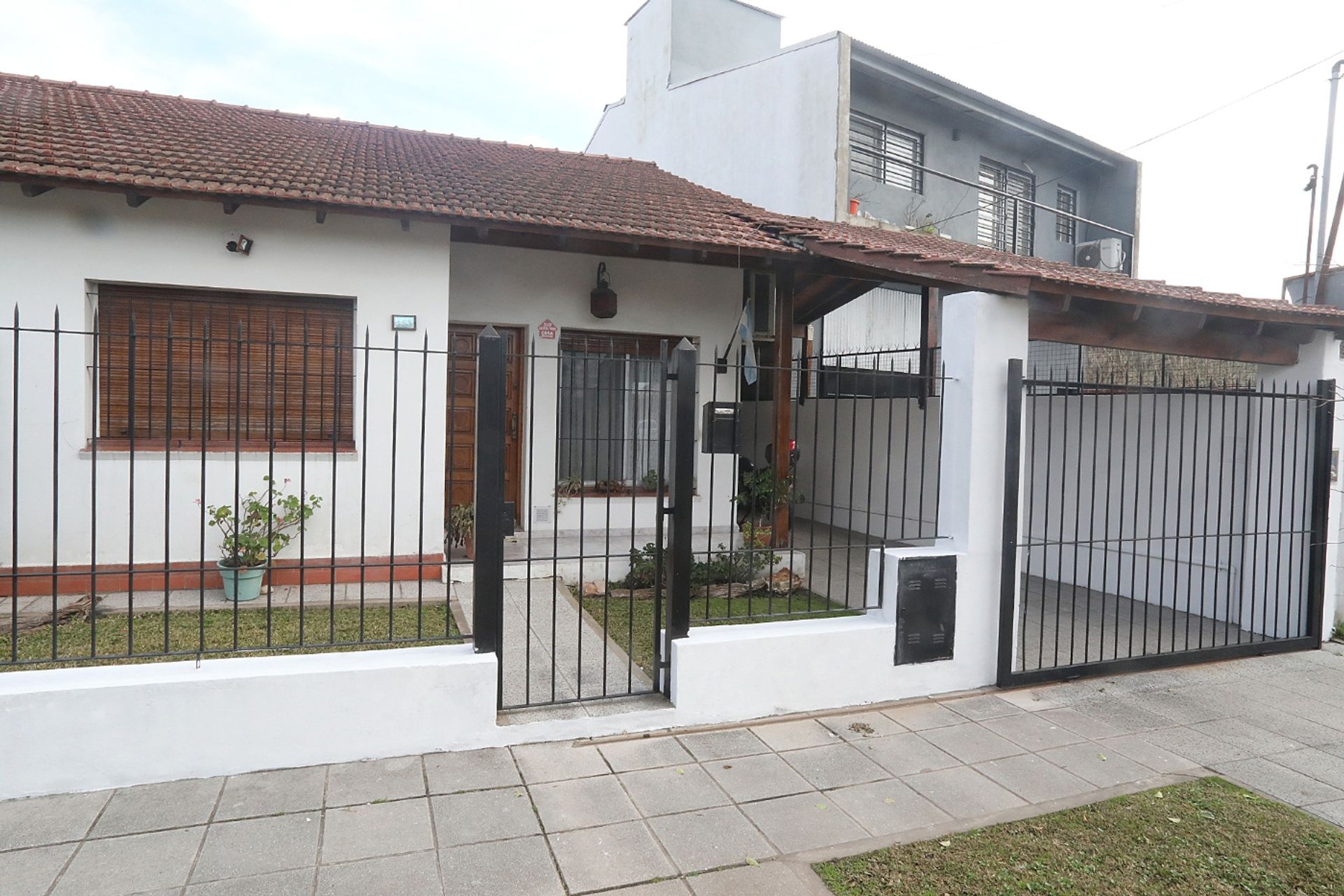 Venta Dúplex tipo casa con jardín y quincho.