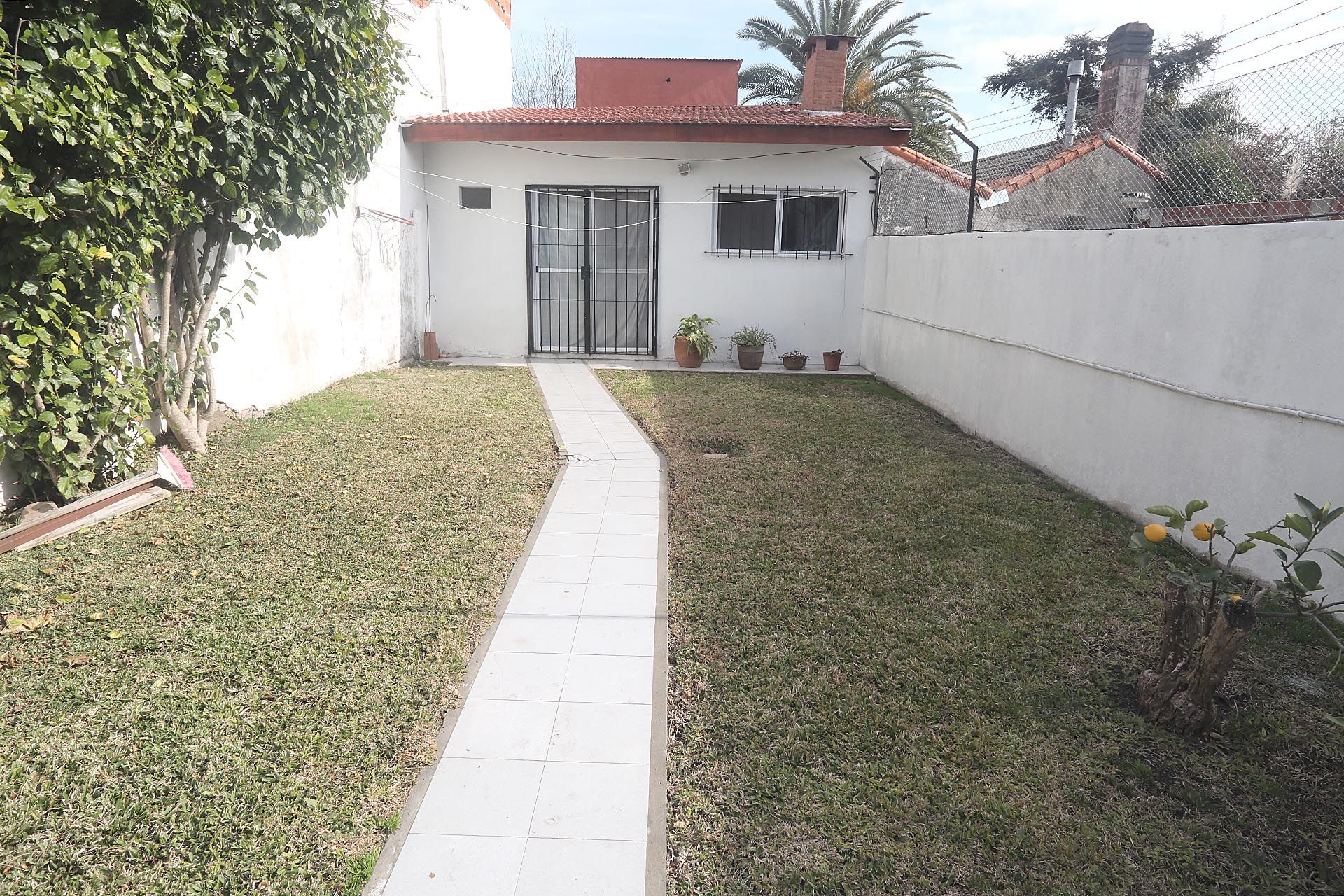 Venta Dúplex tipo casa con jardín y quincho.
